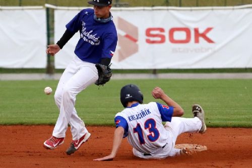 Obrázek - Marek Krejčiřík (v bílém) je jedním z nejmladších hráčů Extraligy. V nadstavbě proti Hluboké se mu podařilo hned třikrát ukrást soupeřovu metu.