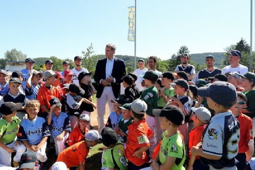 Obrázek - S účastníky First Cupu se přijel pozdravit přímo na baseballové hřiště předseda Českého olympijského výboru Jiří Kejval.