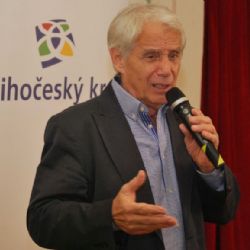 Seniorské hrátky v Českém Krumlově odstartoval svými písněmi a historkami Don José Pedro Rodriguez de Montagnes de Laufer