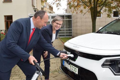 Foto: Kraj Vysočina inovuje vozový park. Z dotačních prostředků Národního plánu obnovy zakoupil nový elektromobil