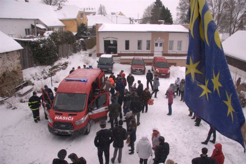 Obrázek - Nový automobil vzbudil v obci velký zájem
Foto: Obec Zhořec