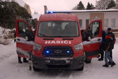 Obrázek - Nechyběla prohlídka automobilu
Foto: Obec Zhořec