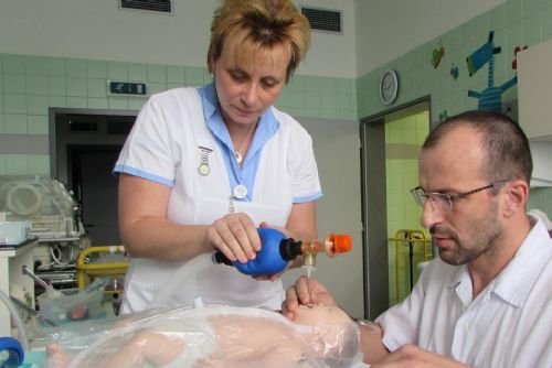 Foto: Jihlavští zdravotníci nacvičují záchranu života na unikátním modelu novorozence