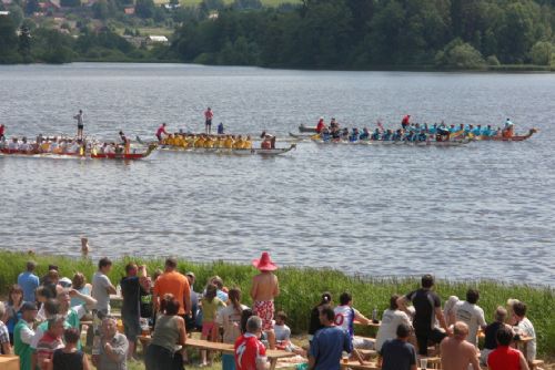 Foto: Posádky dračích lodí budou o víkendu na rybníku Řeka bojovat o trofej rytíře Střely
