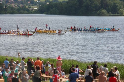 Foto: Posádky dračích lodí budou o víkendu na rybníku Řeka bojovat o trofej rytíře Střely