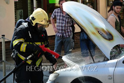 Foto: V Dolní ulici v Havlíčkově Brodě hořelo auto