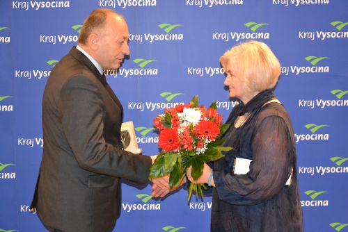 Obrázek - Ocenění přebírá Hana Šmikmátorová
Foto: Kraj Vysočina